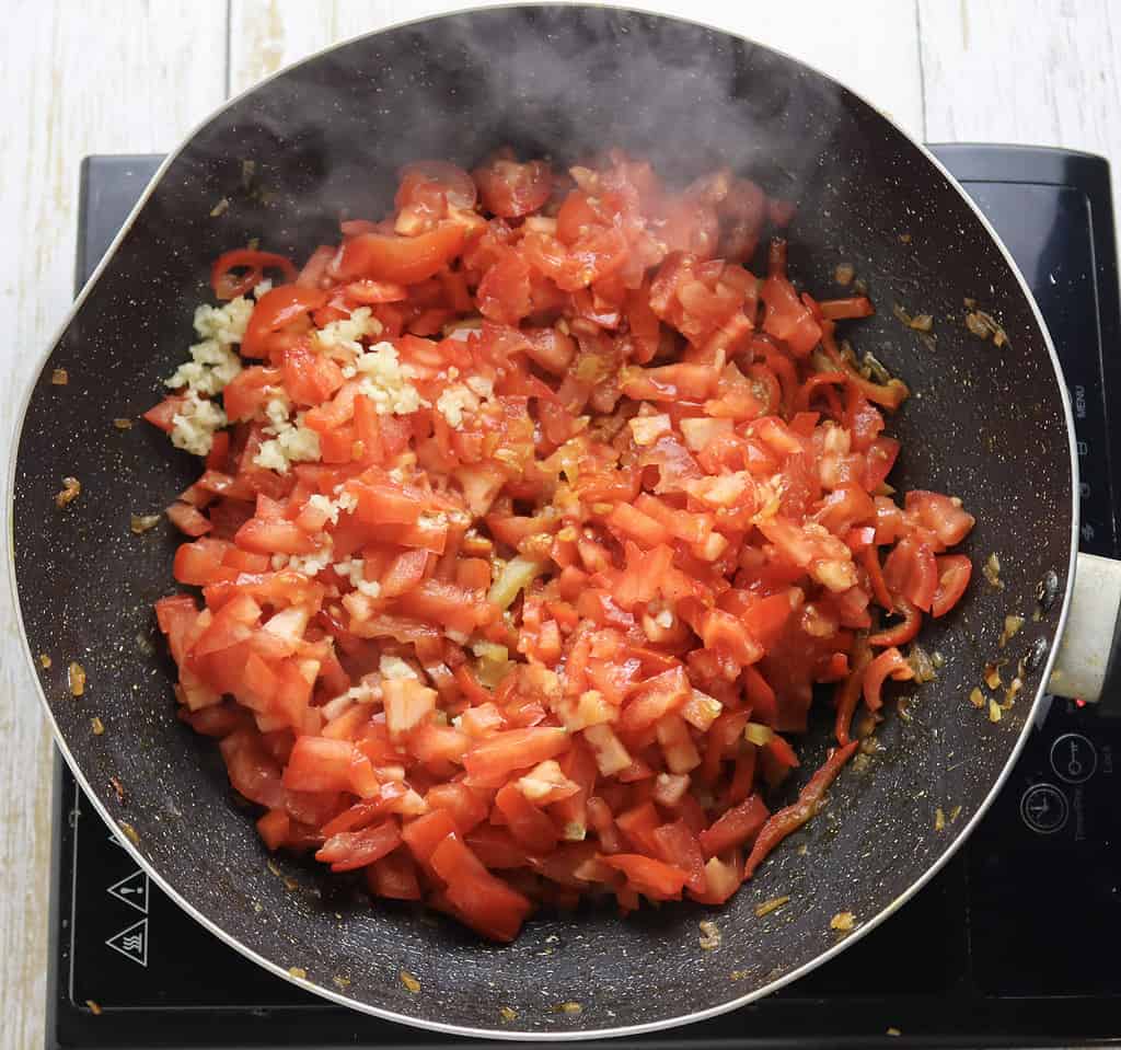 adding tomatoes when cooking sataras 