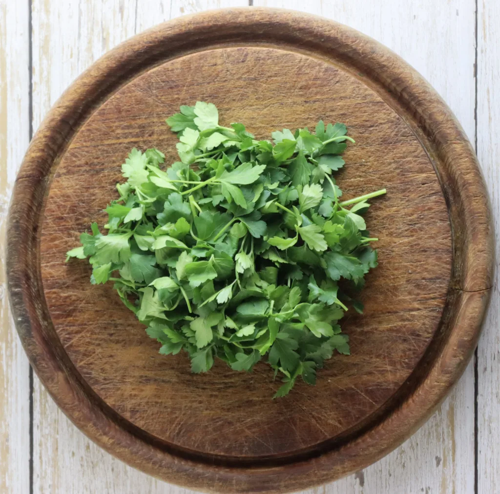 image showing how to chop fresh parsley leaves