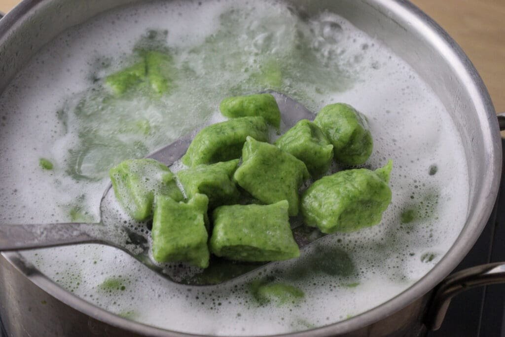 how to boil green gnocchi with wild spinach