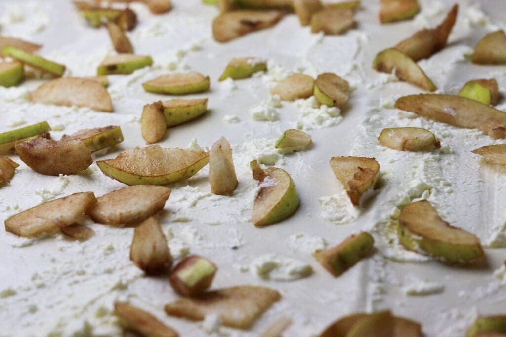 image showing how to add slices of pears to the strudel dough