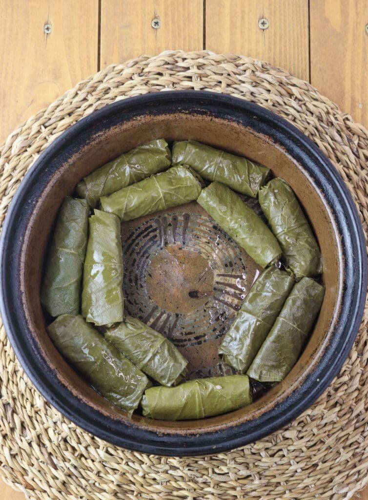 How to put the dolmas in the baking pot.