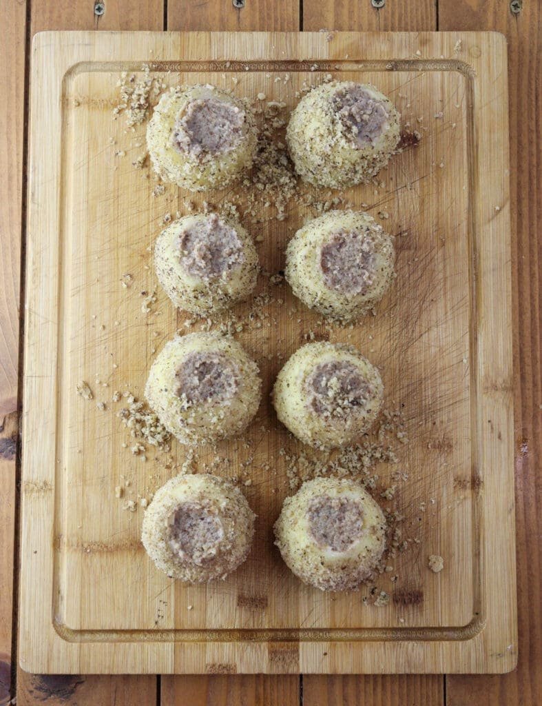 Apples stuffed with walnut and hazelnut mixture