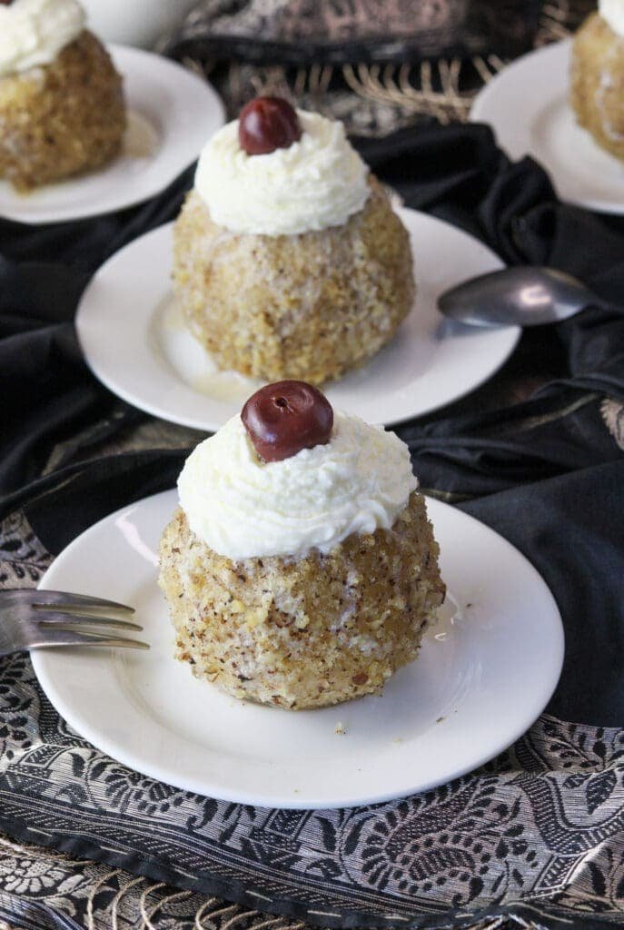 Adobarle tufahije served on small plates 