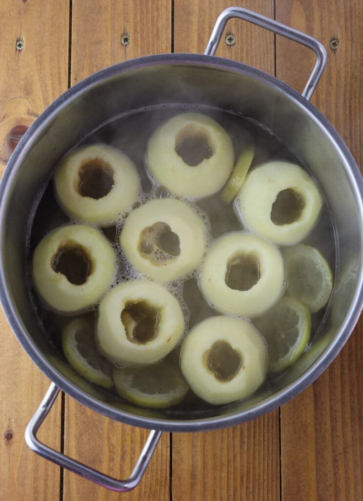 Cooking apples in sugar syrup
