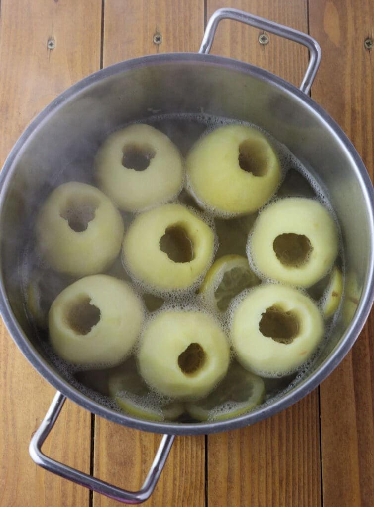 Cooked apples in sugar syrup.