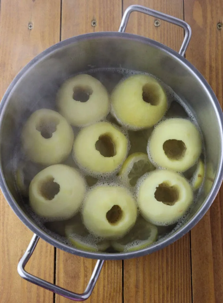 Cooked apples in sugar syrup.