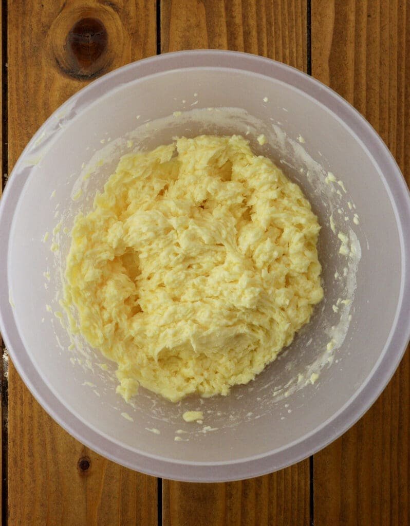 How to mix the egg sugar mixture with butter 