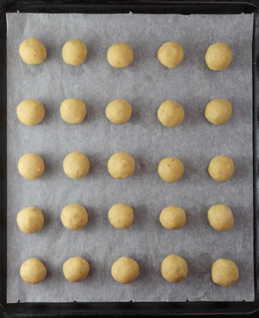 Image showing how to arrange dough balls for making thumbprint baobab cookies
