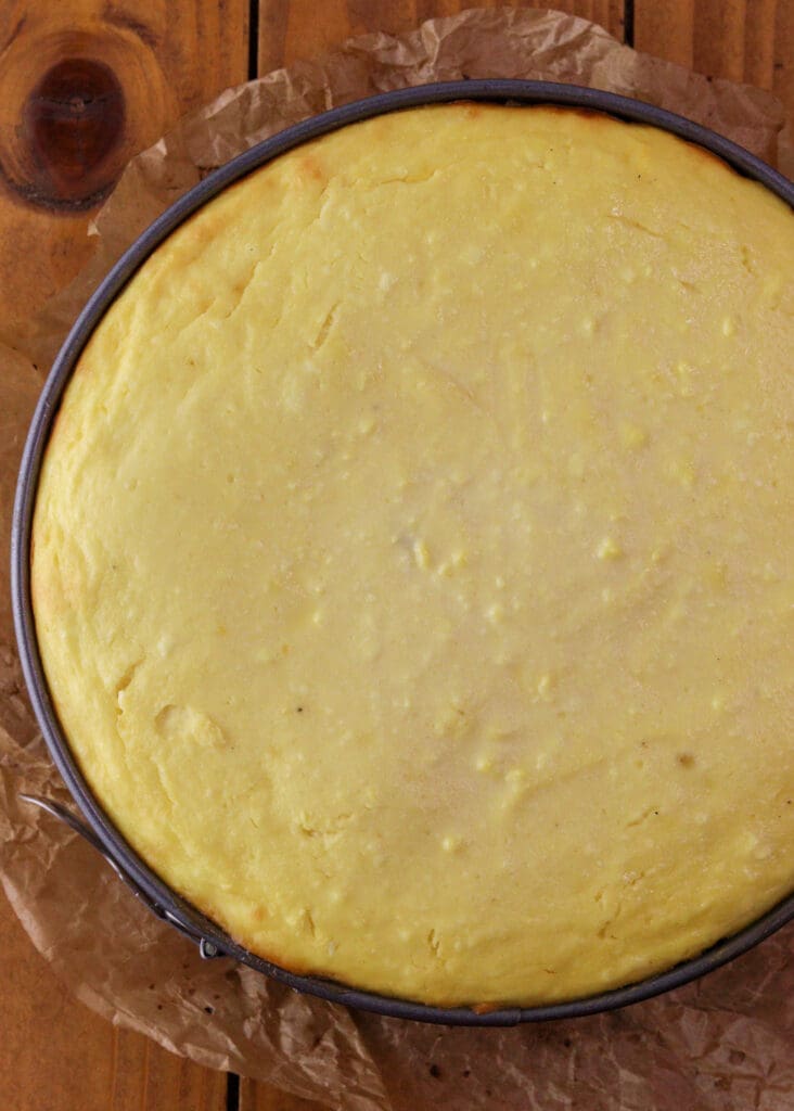 The cake right after baking. 