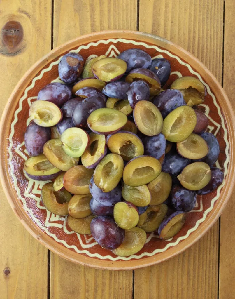 Pitted and halved plums.