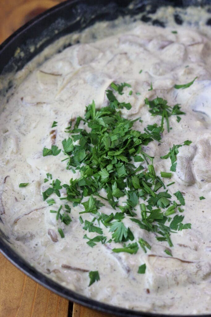 How to sprinkle the sauce with fresh chopped parsley