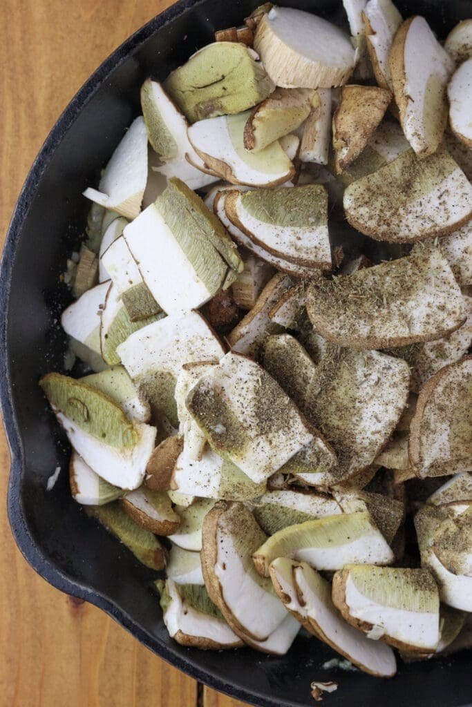 Image showing how to add salt, black pepper and marjoram to the frying pan