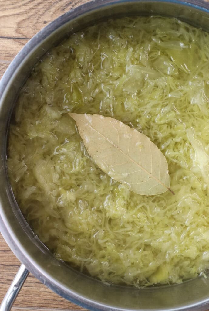 Cooking sauerkraut together with a bay leaf to prevent bloating and gasses