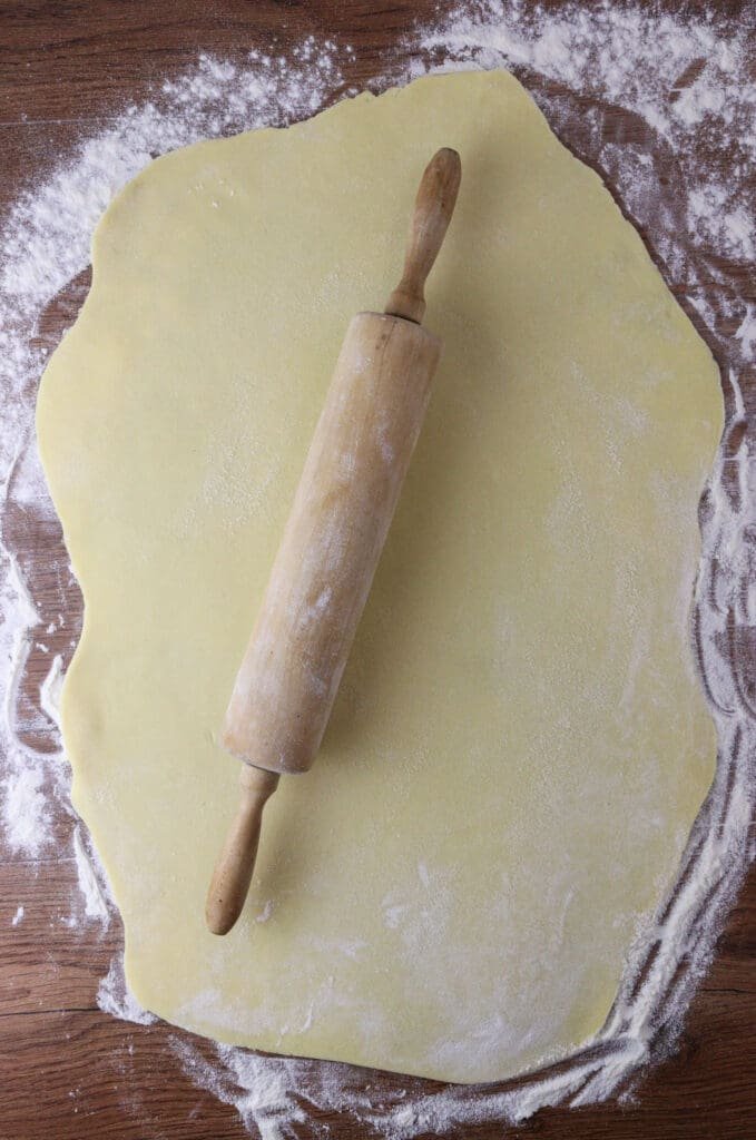 How to roll the dough for cookies with a rolling pin to about 3-5 mm thick