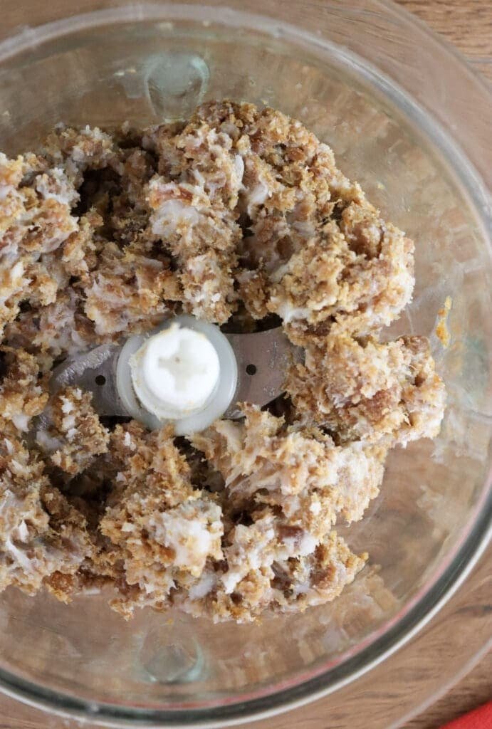 Pork craclings and lard in a blender, before blending it to make a cracling filling for the cookies