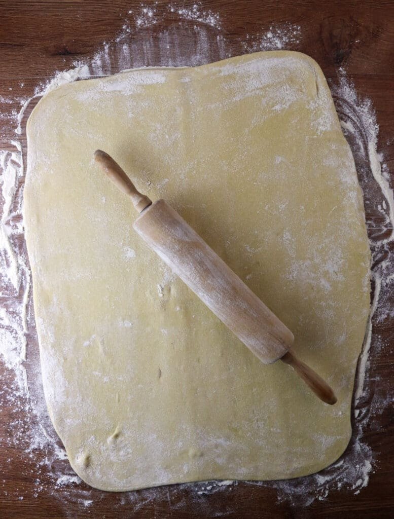 How to roll out the dough in a large rectangle, about 4 mm thick.